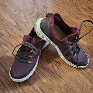 Ladies Baretraps Casual Lace-Up Sneakers in Burgundy